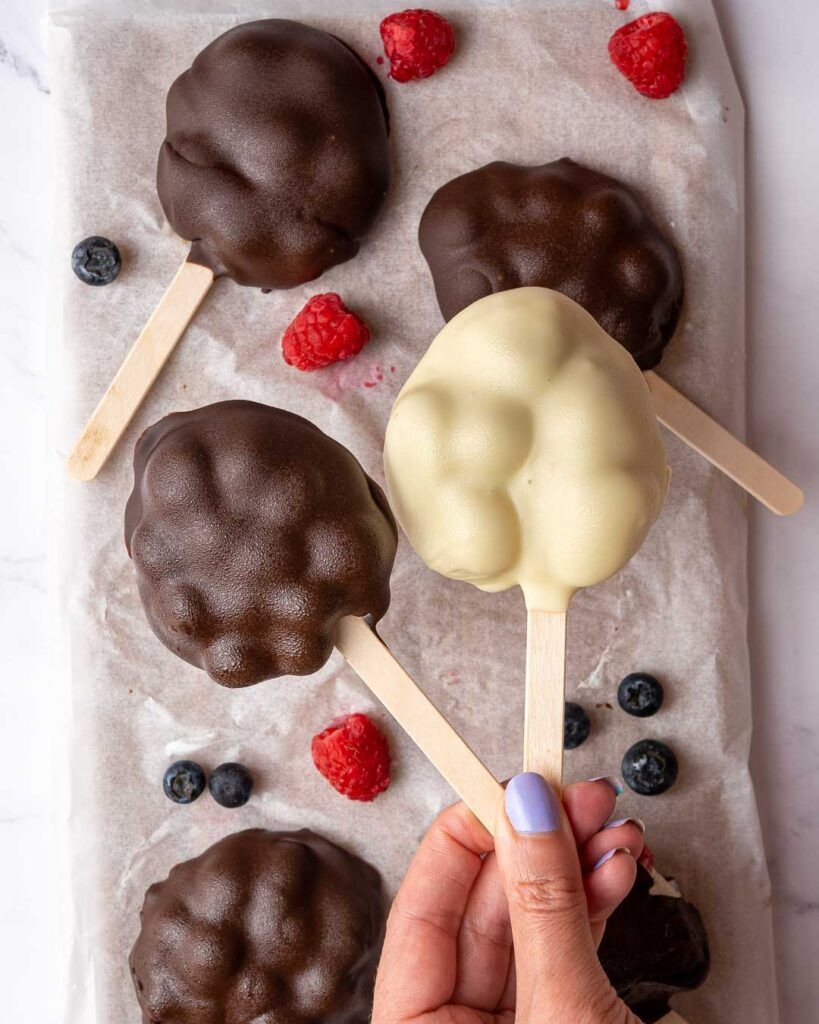Blueberry-yoghurt-cluster-lollies.jpg - Ems Foodie Fix Dark and white chocolate blueberry yoghurt cluster lollies.