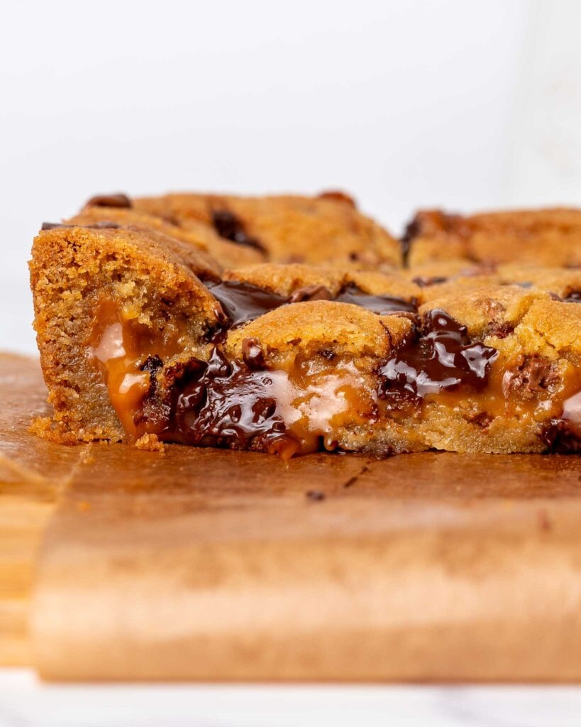 Caramel chocolate chip cookie bars