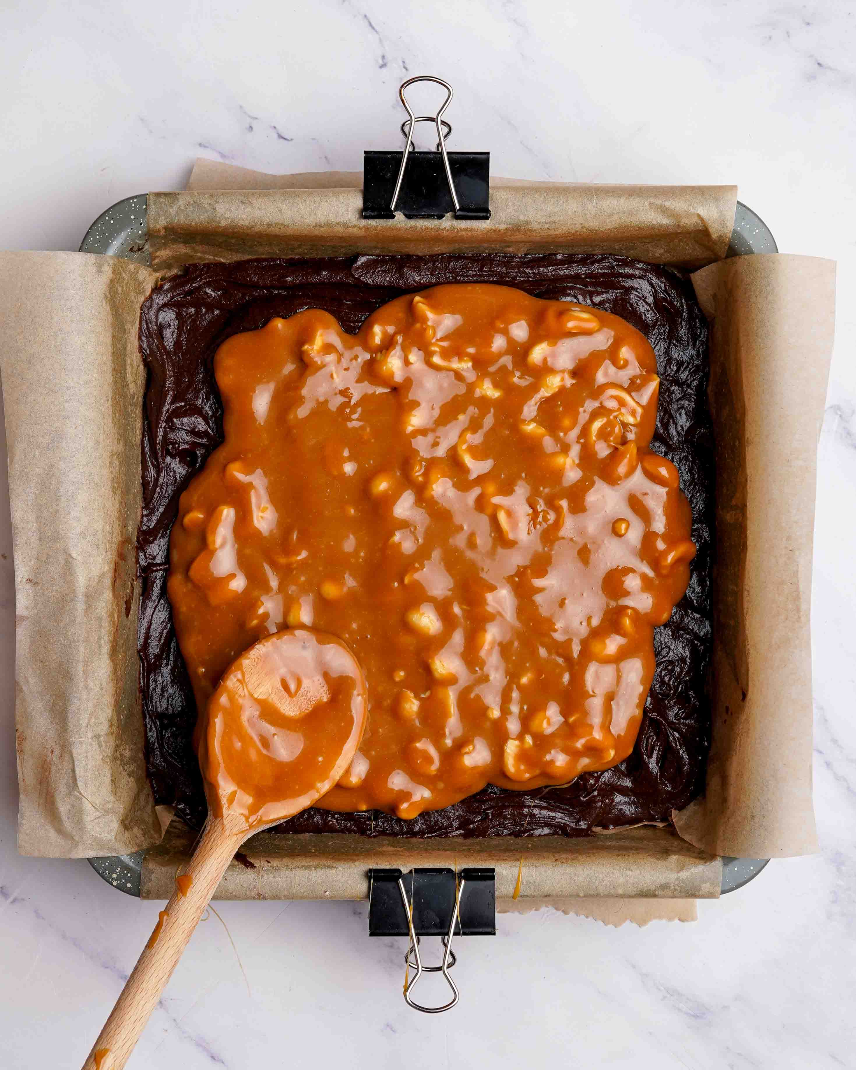 Snickers brookies- peanut caramel filling