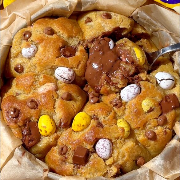 Viral Mini Eggs Cookie Tin with nutella inside.